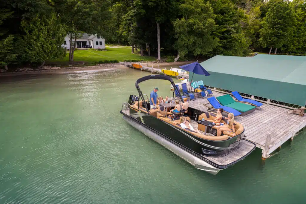 Family docked in an Avalon LSZ ENT, preparing to take off